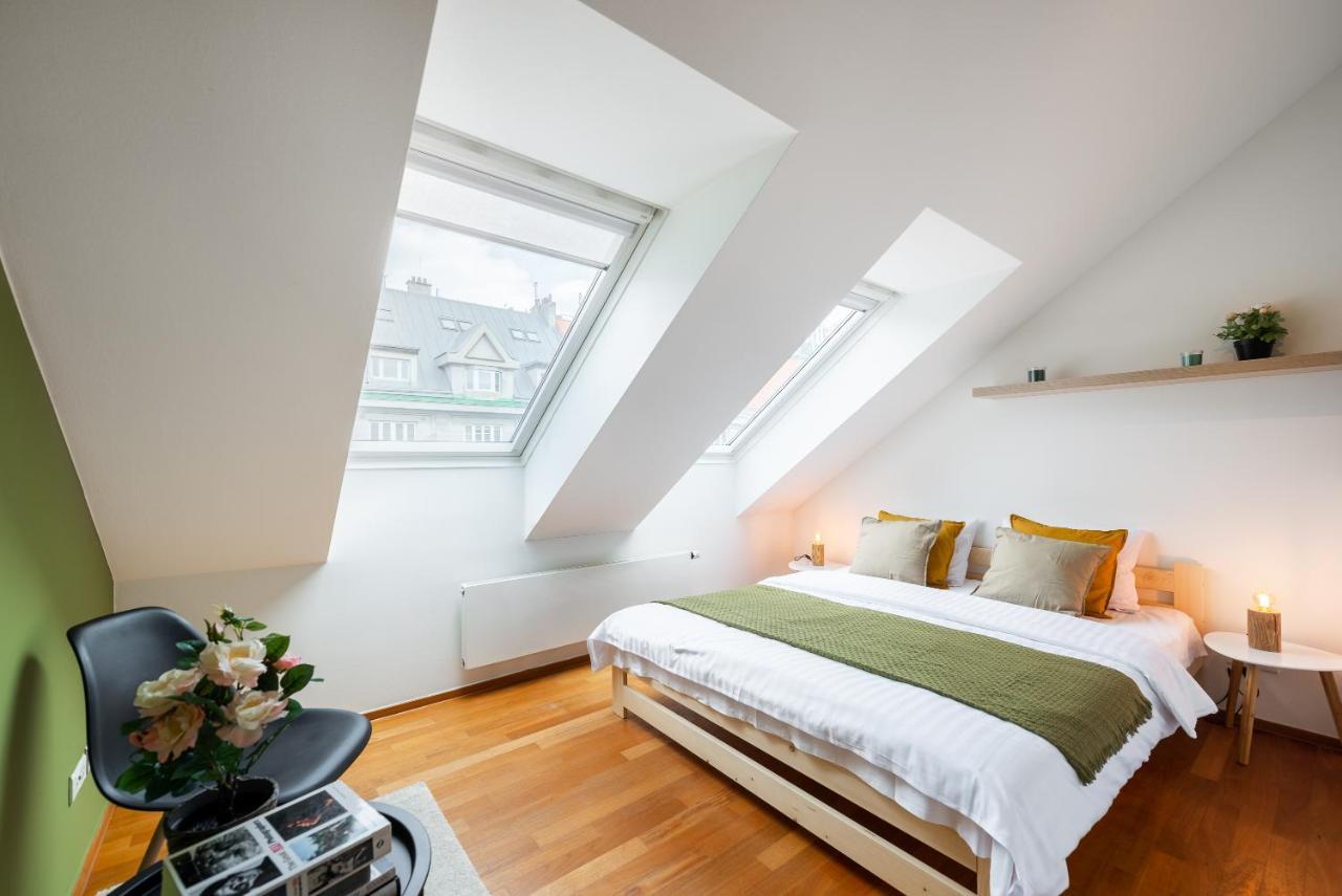 With 4 Bedrooms Lejlighed Prag